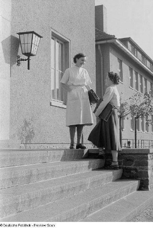 Angehende Pharmazeutinnen vor dem Eingangsbereich der Fachschule für Apothekenassistenten