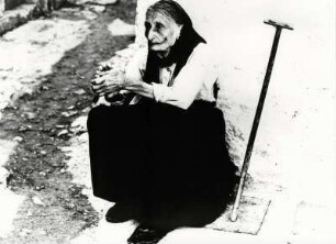 Alte Frau in einem Dorf an der dalmatinischen Küste, Fotografik