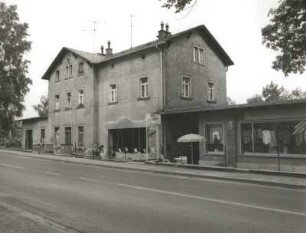 Berggießhübel (Bad Gottleuba-Berggießhübel), Am Ladenberg 2. Ehem. Bahnhof (Wohnhaus, 1880, Umbau 1887, Anbau wohl um 1975). Stadtseite von Südwest