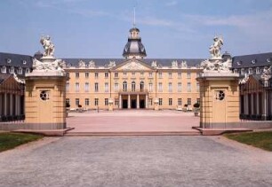 Karlsruhe, Residenzschloß Hauptportal : Karlsruhe. Residenzschloss (1715). Hauptportal