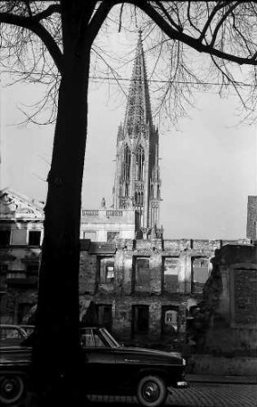 Freiburg i. Br.: Ruinen in der Salzstraße, im Hintergund Münsterturm