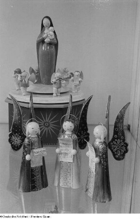 Schnitzfiguren von musizierenden Engeln sowie Mariens mit dem Knaben auf der Leipziger Herbstmesse 1954