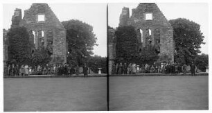 Kirkwall, Schottland. Ruine des Palastes von Earl II. Patrick Stewart (begonnen 1607) mit Reisegruppe der Hapag vor der Giebelfront