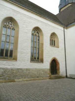 Stadtkirche-Langhaus (Gotischer Neubau auf Romanischem Vorgänger) über Traufseite Süd im Südosten mit Maßwerkfenstern sowie spitzbogig gewändeter Tür