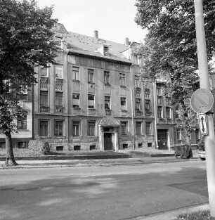Chemnitz-Gablenz, Geibelstraße 16. Wohnhaus (um 1910). Straßenansicht mit Vorgarten