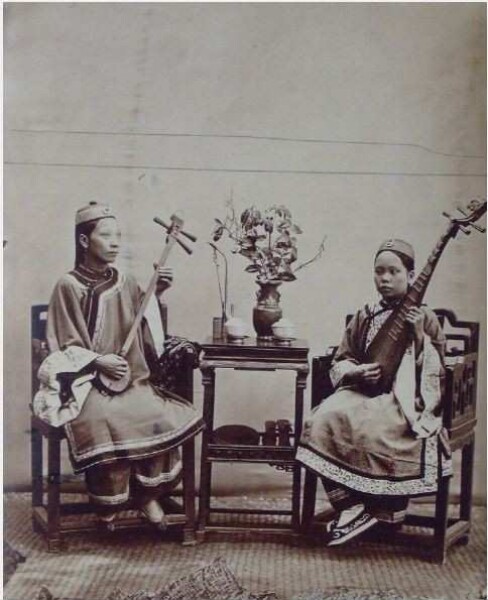 Deux Foochow (deux fumeurs). Filles qui chantent