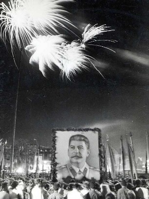 Internationale Abschlussdemonstration mit Feuerwerk