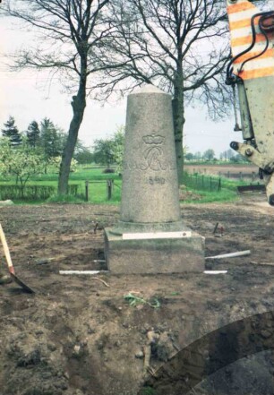 Bargfeld-Rögen: bei Elmenhorster Straße: Umsetzen von Meilenstein [Nr. 7]: Stein an neuem Standort