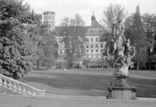 Fulda: Schloss von der Orangerie aus, mit Floravase