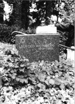 Grabstein 103 (Index: 100080278) Material: Granit Zustand: gut Maße HxBxT: 78x74x14 cm Beschreibung: rechteckige Stele Symbolik: Davidstern: Grabstein 103