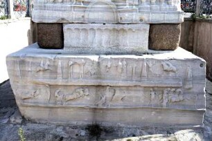 Sogenannter Theodosius-Obelisk — Sockel des Theodosius-Obelisken — Südseite: Basisrelief mit Wagenrennen