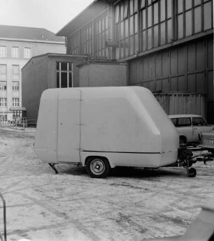 QEK "Student", Wohnanhänger, GUP-Bauweise : QEK "Student", Wohnanhänger in voll GUP-Bauweise. 1. Abformung: Prototyp als Meßwagen für Betriebsfestigkeit eines Wohnanhängers im Maßstab 1 : 1 für VEB ISOKO Schmiedefeld.