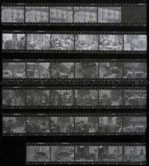 Schwarz-Weiß-Negative mit Aufnahmen der Indochinakonferenz zum Indochina- und Koreakrieg 1954 in Genf (Geschehen vor dem Gebäude)