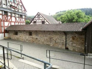 Kirchhof im Westen mit Kirchhofmauer und Schießscharten in Brusthöhe (Wehrgang mit Steinbrüstung abgetragen) in Übersicht