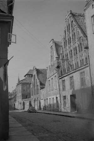 Stralsund. Blick entlang der Mühlenstraße, erstes Haus rechts Nr. 21 (mit Backsteingiebel)