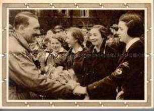 Adolf Hitler mit BDM-Mädchen