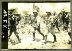Offiziere der 17. oder 13. Feldkompanie mit Askaris und Trägern beim Marsch