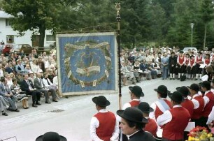 Bernau: Standarte des Musikvereins Bernau mit Trachtenkapelle