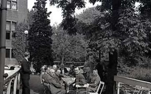 Grund, Peter; Kleve; Fotografien - Sitzgruppe vor Gebäude