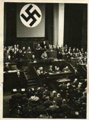 Adolf Hitler im Reichstag während seiner Rede über die Abrüstung