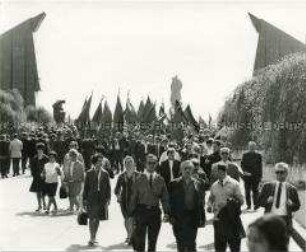 Feier zum 25. Jahrestag der Befreiung am sowjetischen Ehrenmal in Berlin