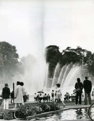 Hamburg-Mitte. Parkanlage Planten un Bloomen zur Internationalen Gartenbauausstellung 1973. Besucher am Wasserspiel (Wasserorgel)