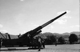 Freiburg: US-Army Atomkanone; Kanone in Gefechtsstellung, Hintergrund Landschaft