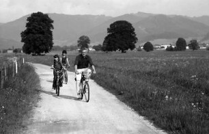 Kirchzarten: Golfplatz, Gruppen Radfahrer auf dem Weg neben Golfplatz