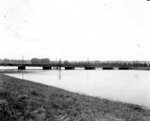 Eisenbahnbrücke in Elsteraue (Leutzsch-Wahren) bei Ueberschwemmung
