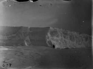 Eisberg der Antarktis : Ein Expeditionsmitglied vor einem Eisberg der Antarktis, aus dem Messungen vorgenommen wurden.