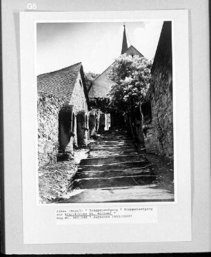 Treppenaufgang zur Pfarrkirche Sankt Michael