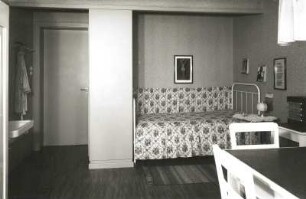 Ludwigslust, Eichkoppelweg. Haus Sonnenschein. Kombiniertes Wohn- und Schlafzimmer. Blick zur Schlafnische