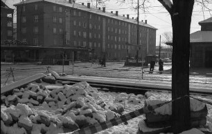 Verbreiterung der Ebertstraße zwischen Bahnhofplatz und Karlstraße im Zusammenhang mit den Umbauarbeiten zur Modernisierung der Albtalbahn.