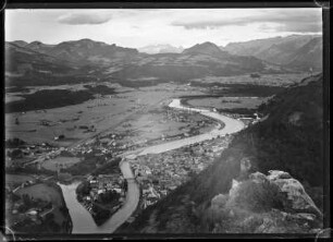 Österreich, Hallein. Panorama von Hallein mit Dachstein und Tennengebirge