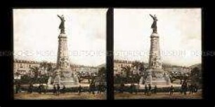 Passanten vor dem Monument du Centenaire, Nizza