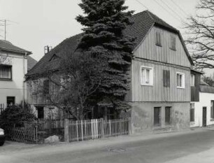 Neugersdorf, Wohnhaus : Neugersdorf (Kreis Löbau-Zittau), Wohnhaus, ehemaliges Seitengebäude, Karl-Liebknecht-Straße 6, um 1800, Straßenansicht