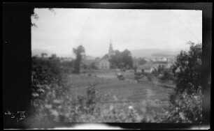"Provenchères-et-Colroy (Dep. Vosges, Frankreich): Landschaft" (Distanzaufnahme der Ortschaft)