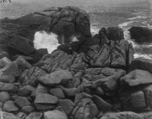 Felsformation : Blick auf zerklüftete Felsen und Brandungsfontaine bei Penninie Head.