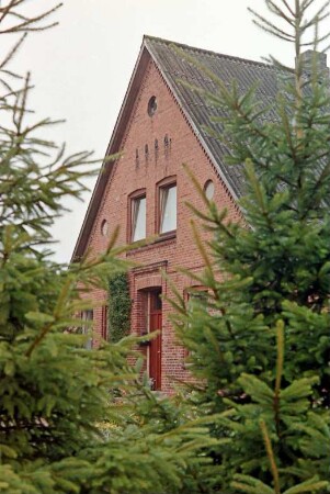 Seefeld 29: Hofanlage: traufständiges Bauernhaus aus Backstein: Giebelseite Wohntrakt mit Eingangstür, oben Jahreszahl 1884