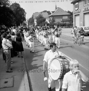 Volks- und Schützenfest: Schützenverein von Trittau und Umgebung e.V.: Festumzug der Schützenvereine durch Kirchenstraße / Poststraße: im Vordergrund Spielmannszug: hinten rechts Meiereigenossenschaft Trittau: links Zuschauer