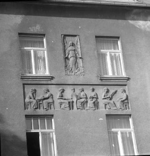 Chemnitz-Altendorf, Rudolf-Krahl-Straße 81. Wohnhaus (um 1920/1930; nach 1991 saniert). Detail: Relief und Fenster (3. Etage) und Relief zwischen 2. und 3. Etage