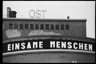 Volksbühne mit Banner "Einsame Menschen"
