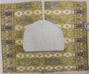 Fragment eines Seidenbrokats mit Blüten