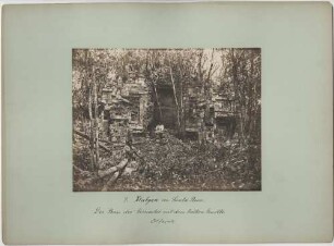 "Der Bau des Gemaches mit dem halben Gewölbe. Ostfassade. (Mit zwei Expeditionsmitgliedern.) T. Malers Entdeckung."