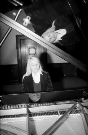Freiburg: Kaufhaussaal, Konzert und Ausstellung Hortense von Gelmini, Hortense von Gelmini am Flügel