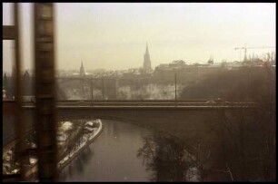Bern: Blick von der Eisenbahnbrücke auf Aare und Stadt