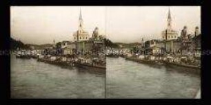Schiffe am Donauufer mit Blick zur Kirche St. Paul, Passau