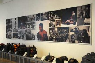 Ausstellung "SportBilder. Fotografien der Bewegung". 09.05.2014-12.07.2014. Raumaufnahme. Fotostrecke zu Muhammad Ali, vorrangig Standbilder aus Michael Manns Boxerbiografie "Ali" aus dem Jahr 2001