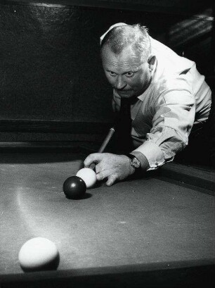 [Gert Fröbe beim Billard]
