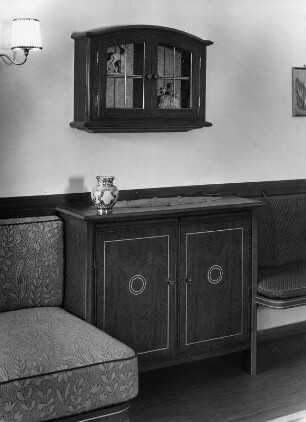 Möbel. Wohnzimmermöbel (um 1950). Wandschrank und kleiner Wohnzimmerschrank